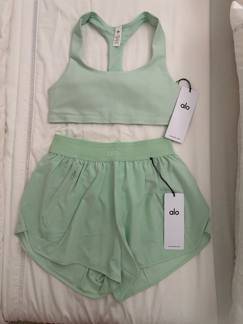 Alo yoga set airlift advantage raceback bra M and match point short S.